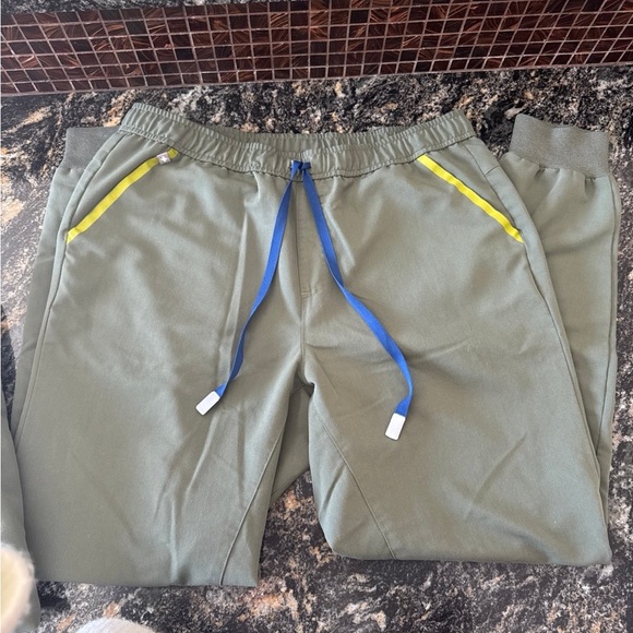 Pair of Men’s FIGS scrubs Olive Green large - Picture 3 of 6